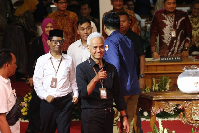 Calon presiden Ganjar Pranowo-Mahfud Md menghadiri pengundian nomor urut pasangan capres-cawapres di gedung Komisi Pemilihan Umum (KPU) RI, Jakarta, Selasa (14/11).  Foto: Aditia Noviansyah/kumparan