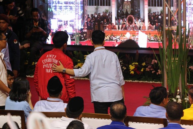 Momen Kaesang menyalami Megawati yang didampingi oleh Gibran di acara pengundian nomor urut pasangan capres-cawapres di gedung Komisi Pemilihan Umum (KPU) RI, Jakarta, Selasa (14/11/2023). Foto: Aditia Noviansyah/kumparan