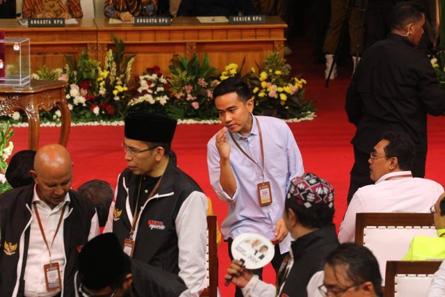 Momen Kaesang menyalami Megawati yang didampingi oleh Gibran di acara pengundian nomor urut pasangan capres-cawapres di gedung Komisi Pemilihan Umum (KPU) RI, Jakarta, Selasa (14/11). Foto: Aditia Noviansyah/kumparan