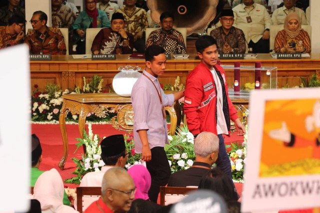 Momen Kaesang menyalami Megawati yang didampingi oleh Gibran di acara pengundian nomor urut pasangan capres-cawapres di gedung Komisi Pemilihan Umum (KPU) RI, Jakarta, Selasa (14/11). Foto: Aditia Noviansyah/kumparan