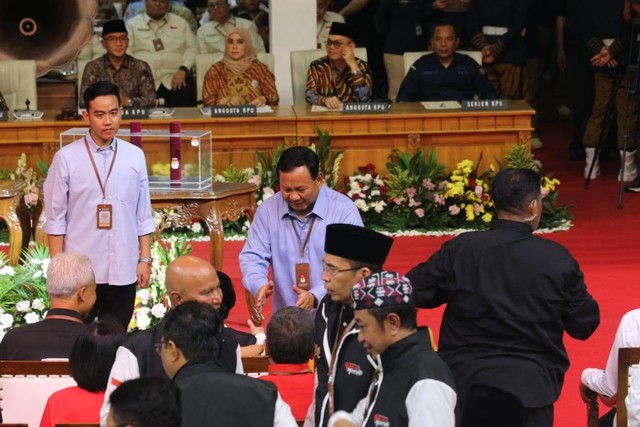 Prabowo Subianto menyalami Megawati Soekarnoputri didampingi Gibran di KPU RI. Foto: Aditia Noviansyah/kumparan