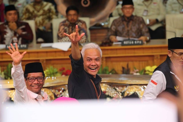 Capres Ganjar Pranowo dan Cawapres Mahfud MD usai pengambilan nomor urut Capres Cawapres di KPU RI Foto: Aditia Noviansyah/kumparan