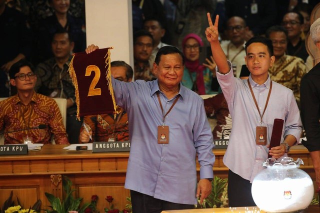 Capres Prabowo Subianto dan Cawapres Gibran Rakabuming Raka usai pengambilan nomor urut Capres Cawapres di KPU RI.
 Foto: Aditia Noviansyah/kumparan