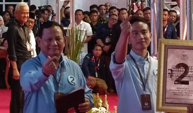 Pose "saranghaeyo" Prabowo dan Gibran. Dok: Zam/kumparan.