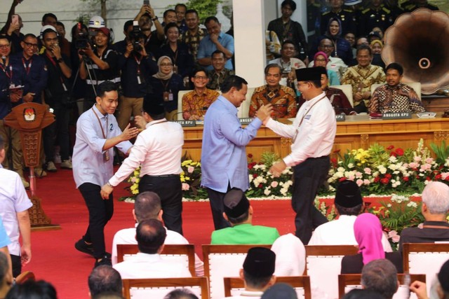 Pasangan calon presiden dan wakil presiden Prabowo-Gibran hendak berjabat tangan dengan  Anies-Cak Imin dalam acara pengundian nomor urut ketiga pasangan capres-cawapres di KPU RI, Jakarta, Selasa (14/11/2023). Foto: Aditia Noviansyah/kumparan