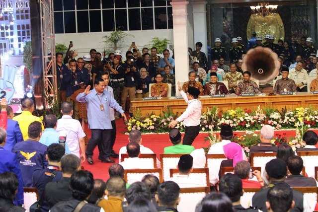 Pasangan calon presiden dan wakil presiden Prabowo Gibran hendak berjabat tangan dengan  Cawapres Cak Imin dalam acara pengundian nomor urut ketiga pasangan capres-cawapres di KPU RI. Foto: Aditia Noviansyah/kumparan