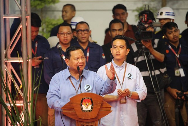 Pasangan calon presiden dan wakil presiden Prabowo Subianto-Gibran Rakabuming Raka memberikan sambutan dalam acara pengundian nomor urut ketiga pasangan capres-cawapres di KPU RI. Foto: Aditia Noviansyah/kumparan