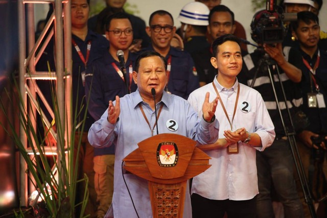 Pasangan calon presiden dan wakil presiden Prabowo Subianto-Gibran Rakabuming Raka memberikan sambutan dalam acara pengundian nomor urut ketiga pasangan capres-cawapres di KPU RI. Foto: Aditia Noviansyah/kumparan