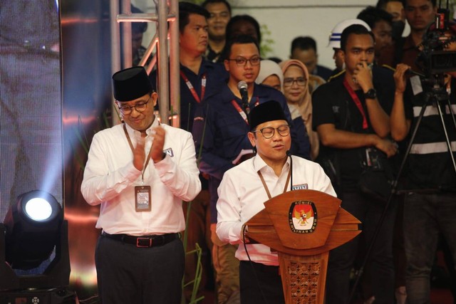 Pasangan calon presiden dan wakil presiden Anies Baswedan-Muhaimin Iskandar memberikan sambutan dalam acara pengundian nomor urut ketiga pasangan capres-cawapres di KPU RI. Foto: Aditia Noviansyah/kumparan