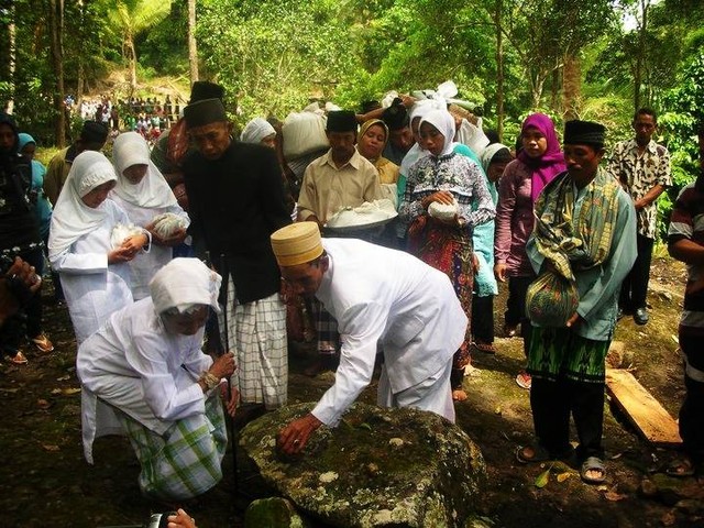 Kegiatan pesta adat Mappogau Sihanua di Karampuang Sinjai Sulawesi Selatan. Foto: Perpustakaan Budaya Indonesia