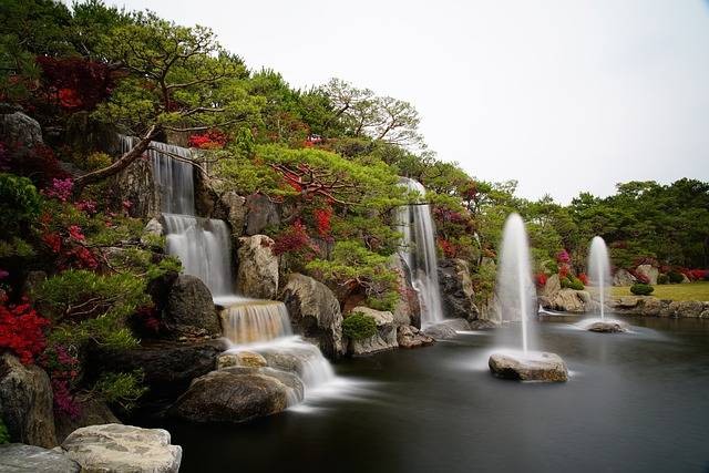 Keindahan Air Terjun Sekumpul yang megah, tersembunyi di jantung Bali dengan air jernih yang mengalir dari ketinggian