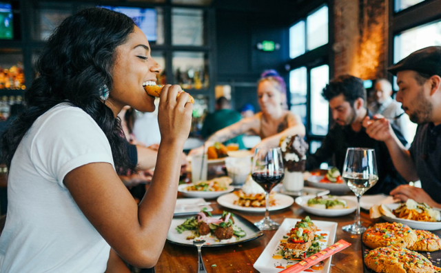 Ilustrasi tempat makan siang enak di jakarta barat. Sumber: Unsplash/Alex Haney