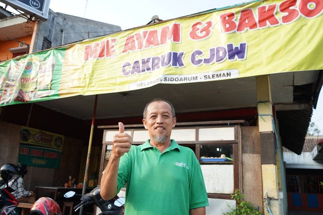 Gito dengan usaha Mie Ayam Cakruk CJDW Yogyakarta berhasi menarik pelanggan hingga memiliki kedai. Intervensi Dompet Dhuafa bersama UGM (Universitas Gadjah Mada) dalam upaya meningkatkan ekonomi kreatif di sektor UMKM berhasi dengan menggulirkan program Warung BERES. (Rabu, 08/11/2023)