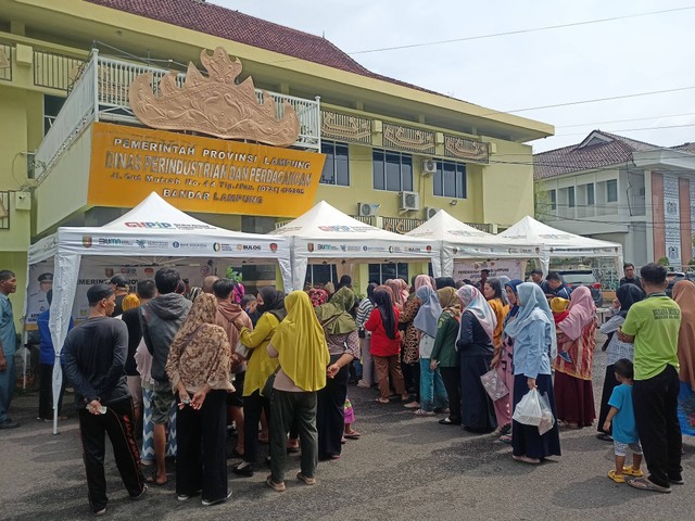 Kegiatan operasi pasar murah yang digelar di Kantor Disperindag Lampung, Rabu (15/11). | Foto : Galih Prihantoro/ Lampung Geh