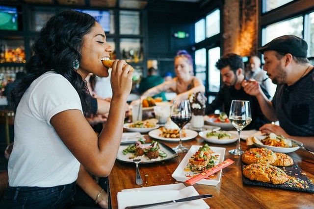 Ilustrasi Tempat Makan Sekitar BEC Bandung. Unsplash/Alex Haney.