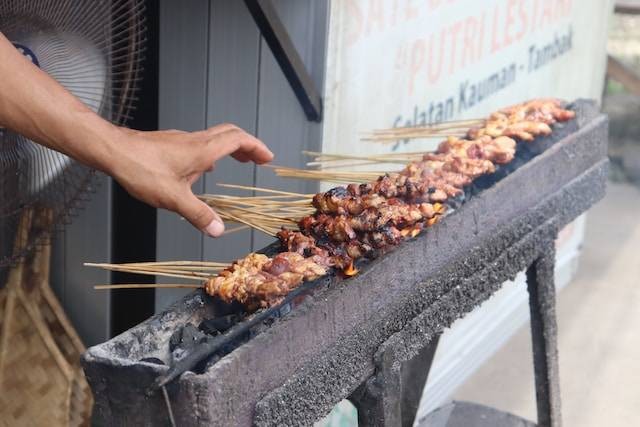 Ilustrasi rekomendasi sate kambing enak di Jogja, sumber foto: unsplash.com/Mufid Majnun