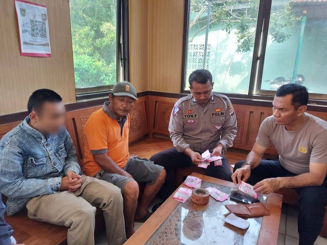 SAN tengah menjalani pemeriksaan dengan polisi karena melakukan transaksi dengan uang palsu. Foto: Polres Bantul