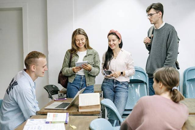 Jelaskan karakteristik dan manfaat organisasi belajar. Sumber: pexels.com