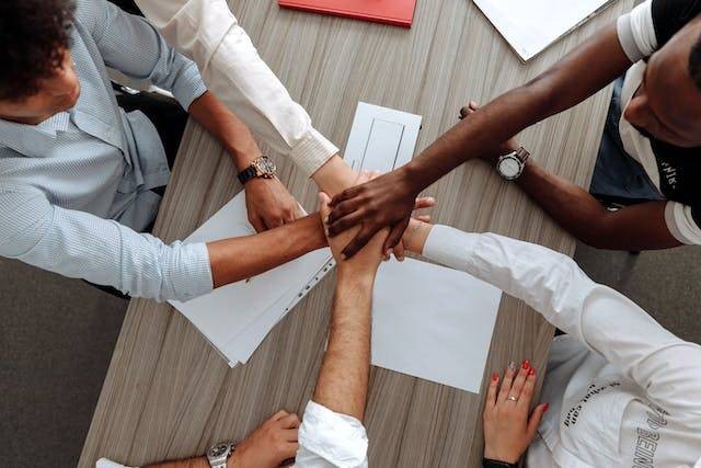 Sebutkan alasan dilaksanakannya gotong royong. Sumber: pexels.com