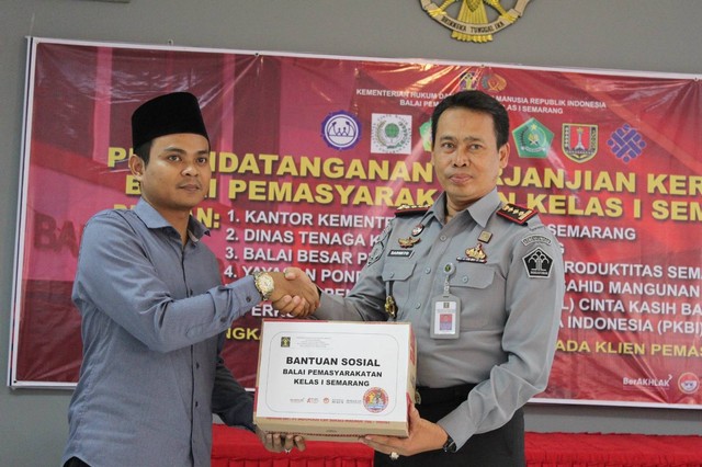 Kabapas Semarang Sarwito Serahkan Bantuan secara simbolis ke Yayasan Pondok Pesantren Raden Sahid Mangunan Lor