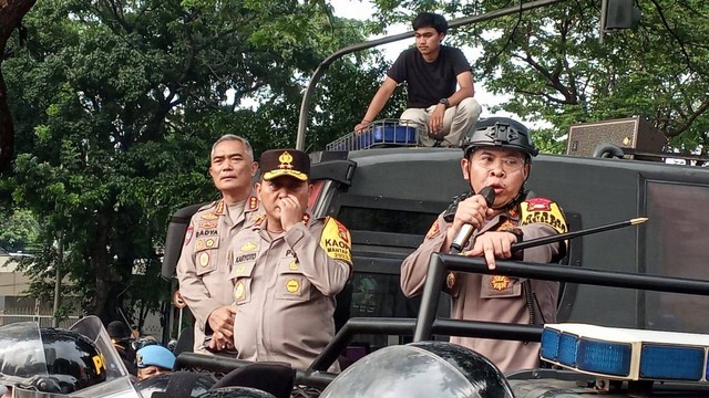 Kapolda Metro Jaya, Irjen Karyoto dan Kapolres Metro Jakarta Pusat, Kombes Pol Susatyo Purnomo Condro mengarahkan massa aksi untuk membubarkan diri, Rabu (15/11/2023). Foto: Fadlan Nuril Fahmi/kumparan