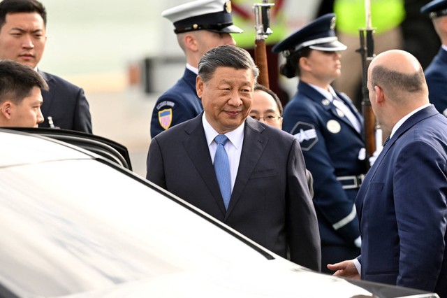 Presiden China Xi Jinping tiba di bandara Internasional San Francisco untuk menghadiri pekan pemimpin Kerjasama Ekonomi Asia-Pasifik (APEC) di San Francisco, California, pada Selasa (14/11/2023). Foto: Frederic J. BROWN/AFP