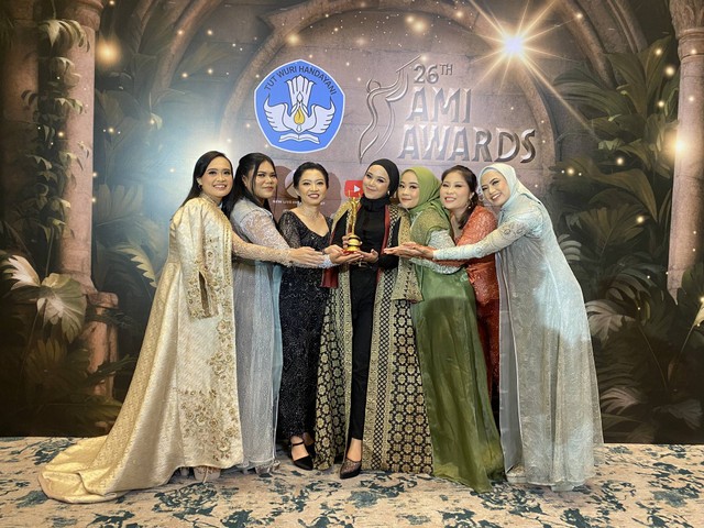 Keroncong Tujuh Putri Saat Menerima Penghargaan AMI Awards, Dokumentasi Pribadi.
