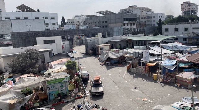 Tenda dan tempat berlindung yang digunakan oleh pengungsi Palestina berdiri di halaman rumah sakit Al Shifa selama operasi darat Israel di sekitar rumah sakit tersebut, di Kota Gaza, Minggu (12/11/2023). Foto: Ahmed El Mokhallalati/via REUTERS 
