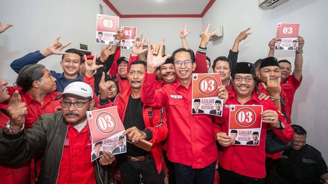 Ketua DPC PDIP Surabaya, Adi Sutarwijono, salam metal 3 jari bersama kader PDIP. Foto: DPC PDIP Surabaya