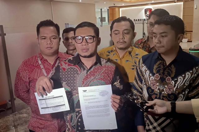 Persatuan Advokat Demokrasi Indonesia (PADI) mengadukan Hakim Mahkamah Konstitusi Anwar Usman ke Bareskrim Polri soal dugaan nepotisme, Rabu (15/11).  Foto: Dok. Istimewa