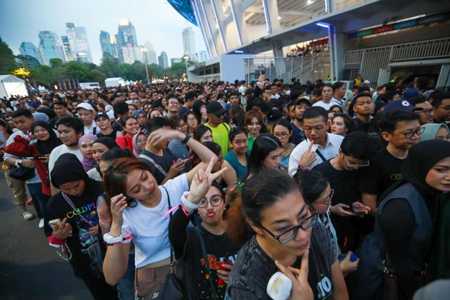 Penggemar grup musik asal Inggris, Coldplay mulai memadati area Gelora bung Karno, Senayan, Jakarta, Rabu (15/11). Foto: Aditia Noviansyah/kumparan