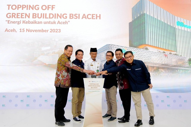 PT Bank Syariah Indonesia (BSI) melakukan topping off Gedung Landmark BSI Aceh pada Rabu (15/11). Foto: dok. BSI