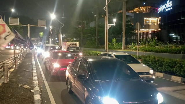 Arus lalu lintas dari Jalan Gerbang Pemuda Senayan Park memutar balik ke Jalan Gerbang Pemuda Pintu 10 GBK macet, Rabu (15/11). Foto: Fadlan/kumparan