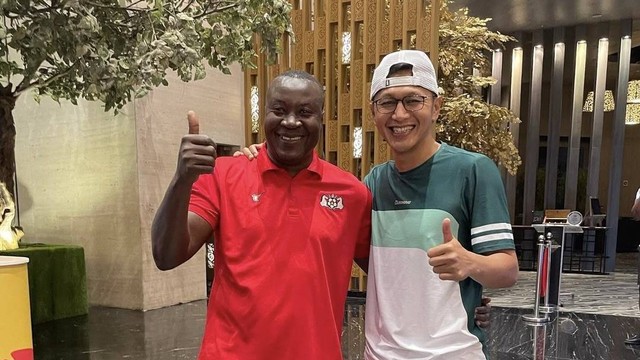 Pelatih Burkina Faso U-17, Brahima Traore, bertemu dengan mantan rekan setimnya di Persib Bandung, Zaenal Arief, saat di Jakarta. Foto: Instagram/@zaenalarief96