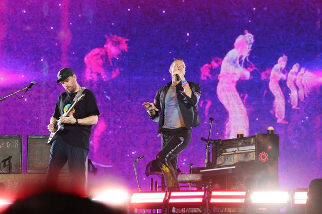 Grup musik Coldplay tampil di Stadion Utama Gelora Bung Karno, Jakarta, Rabu (15/11/2023). Foto: Aditia Noviansyah/kumparan