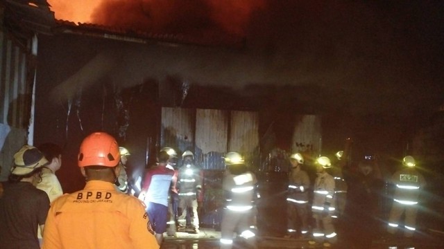 Kebakaran pabrik kayu di Duren Sawit Foto: BPBD DKI Jakarta