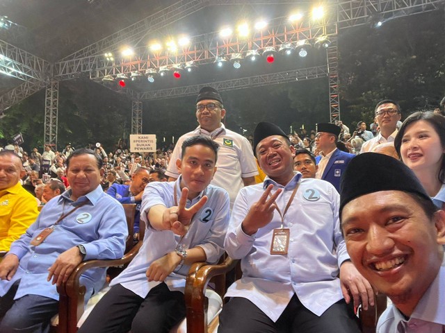 Komandan Tim Fanta (Pemilih Muda) TKN Prabowo-Gibran M. Arief Rosyid Hasan (kanan). Foto: Dok. Istimewa