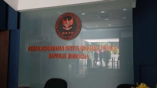 Tim Pembela Demokrasi Indonesia (TPDI) 2.0 mulai mendatangi kantor Dewan Kehormatan Penyelenggara Pemilu (DKPP), Jakarta Pusat, Kamis (16/11/2023). Foto: Fadlan/kumparan