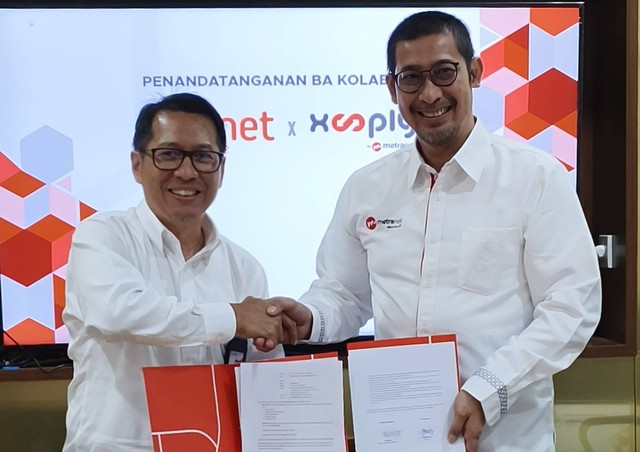 Direktur Bisnis Metranet, Faisal Yusuf (kanan) bersama Direktur Enterprise Business Finnet, Aziz Sidqi usai penandatanganan kerja sama strategis antara Metranet & Finnet untuk peningkatan layanan pembayaran pelanggan Xooply.ID melalui Finpay. Foto: dok. Telkom