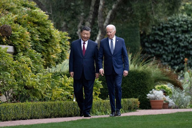 Presiden AS Joe Biden (kanan) dan Presiden China Xi Jinping berjalan bersama setelah pertemuan pada pekan Pemimpin Kerja Sama Ekonomi Asia-Pasifik (APEC) di Woodside, California pada 15 November 2023. Foto: Brendan Smialowski / AFP