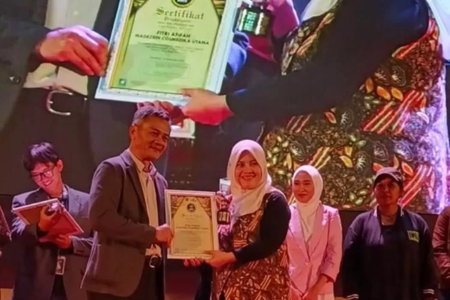 Produk UMKM 'Madezein' Binaan OK OCE STII mendapatkan penghargaan UMKM Juara 2023 Jawa Barat
