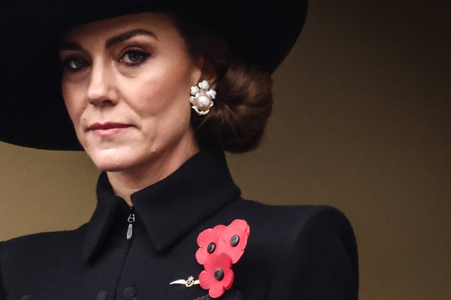 Kate Middleton, Putri Wales dari Inggris saat menghadiri upacara Remembrance Sunday di Cenotaph di Whitehall di pusat kota London, pada 12 November 2023. Foto: Henry Nicholls/ POOL / AFP