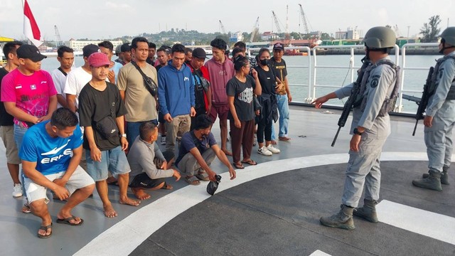 Bakamla RI gagalkan penyelundupan PMI ilegal di perairan pantai Dongas, Sekupang, Batam, Kamis (16/11/2023). Foto: Bamkla