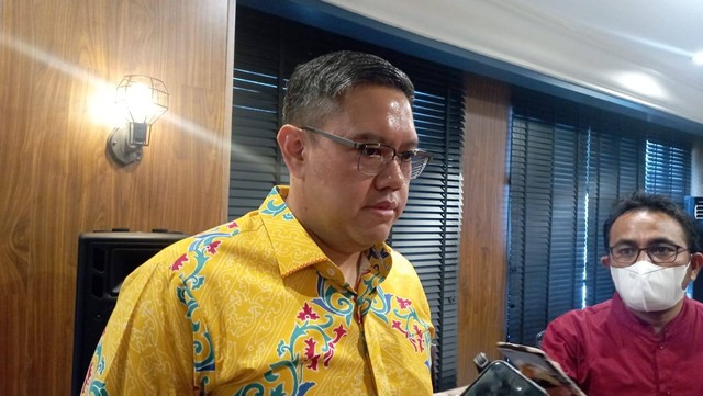 Ketua DPP Partai Golkar, Dave Akbarshah Fikarno Laksono, saat diwawancarai wartawan di kawasan Hotel Aryaduta Semanggi, Jakarta Selatan, Kamis (16/11/2023). Foto: Fadlan Nuril Fahmi/kumparan