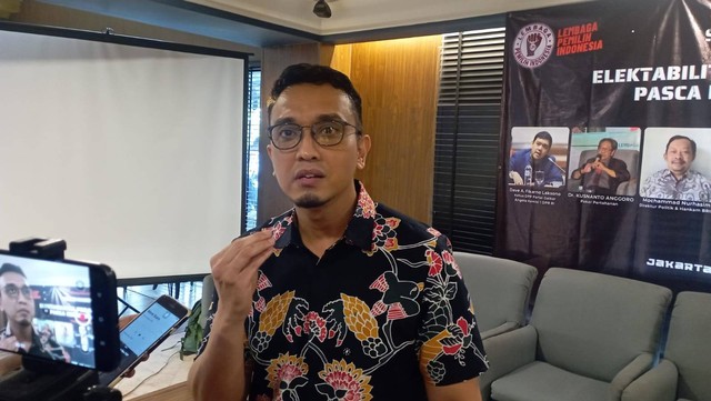 Juru Bicara TPN Ganjar-Mahfud, Aiman Witjaksono, saat diwawancarai wartawan di kawasan Hotel Aryaduta Semanggi, Jakarta Selatan, Kamis (16/11/2023). Foto: Fadlan Nuril Fahmi/kumparan