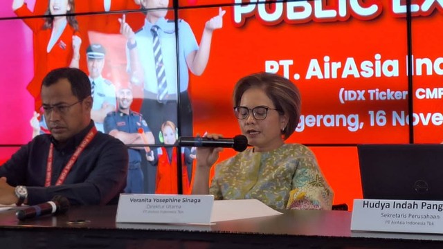 Direktur Utama PT AirAsia Indonesia Tbk Veranita Yosephine Sinaga dalam paparan publik, Kamis (16/11/2023). Foto:  Dok. AirAsia Indonesia