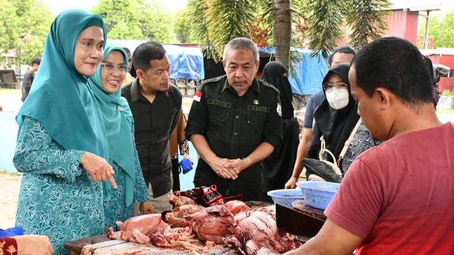 Penjabat Ketua TP PKK Sulbar, Ninuk Triyanti Zudan, pada Gerakan Pangan Murah Dinas Ketahanan Pangan Sulbar. Foto: Dok. Pemprov Sulbar