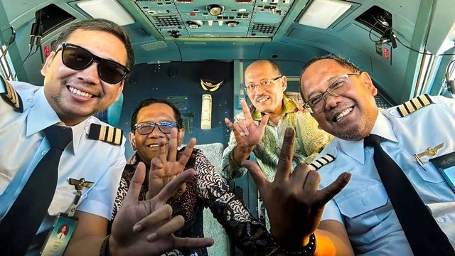 Mahfud MD berfoto dengan pilot Garuda Indonesia. Foto: Instagram/@mohmahfudmd