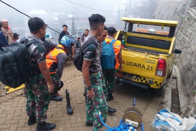 Evakuasi jenazah korban Pesawat Tuscano Jatuh di Pasuruan, Jawa Timur, Kamis (16/11/2023). Foto: Dok. Istimewa