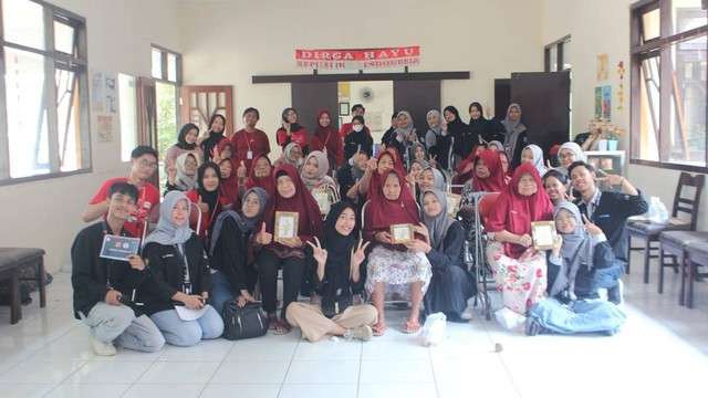 Foto bersama antara panitia dengan para lansia. Sumber : Tim PDD Jumpa Lansia